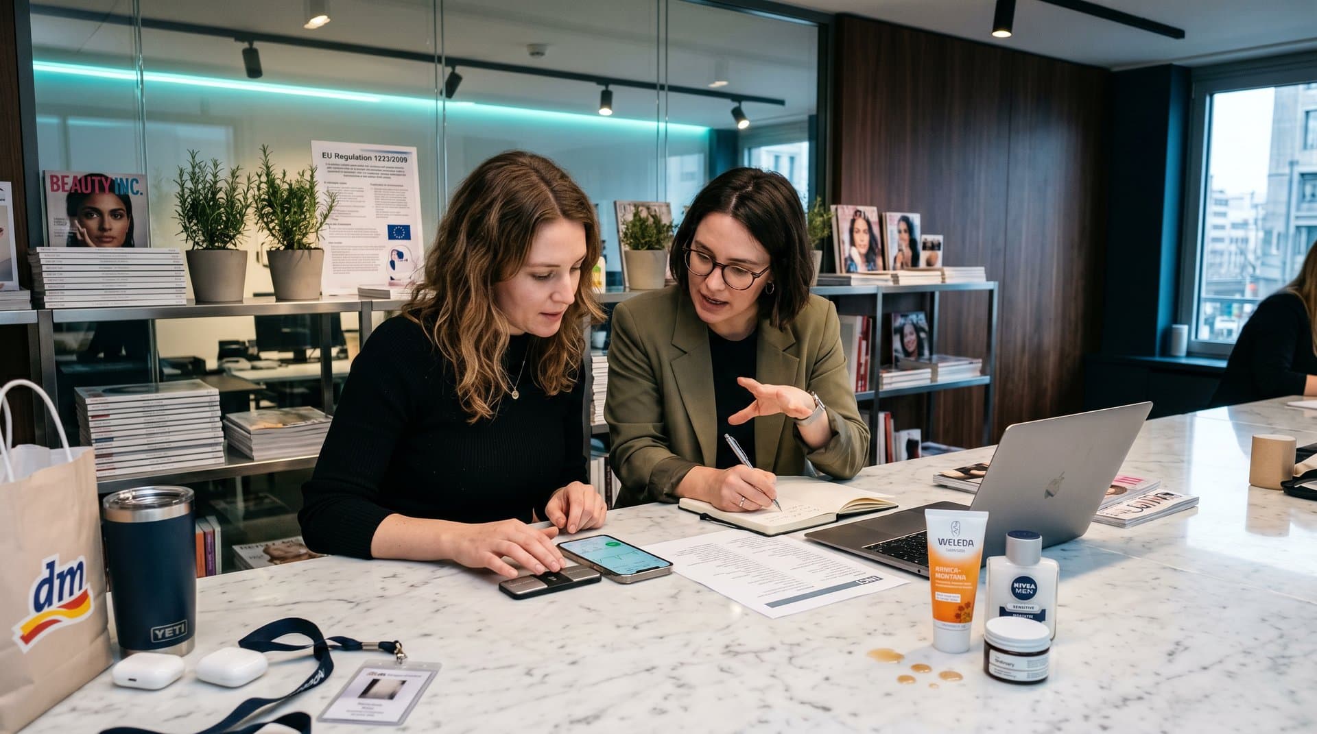 KI-Kardiologie-Test: EKG-App, Arnika-Gel und Pflegeprodukte auf Schreibtisch